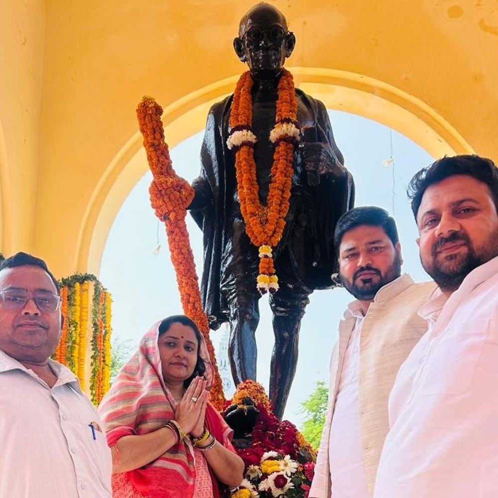 सपा कार्यालय में मनी गांधी जयंती:2027 में पूर्ण बहुमत की सरकार बनाने का लिया गया संकल्प