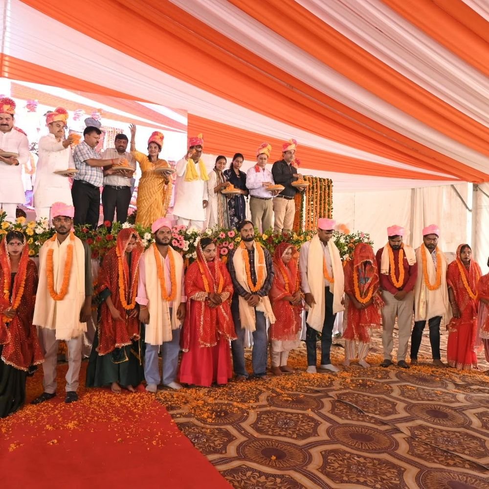 सामूहिक विवाह में 144 जोड़े शादी के बंधन में बंधे:देवरिया में 138 हिंदू जोड़ों का विवाह और 6 मुस्लिम जोड़ों का निकाह संपन्न