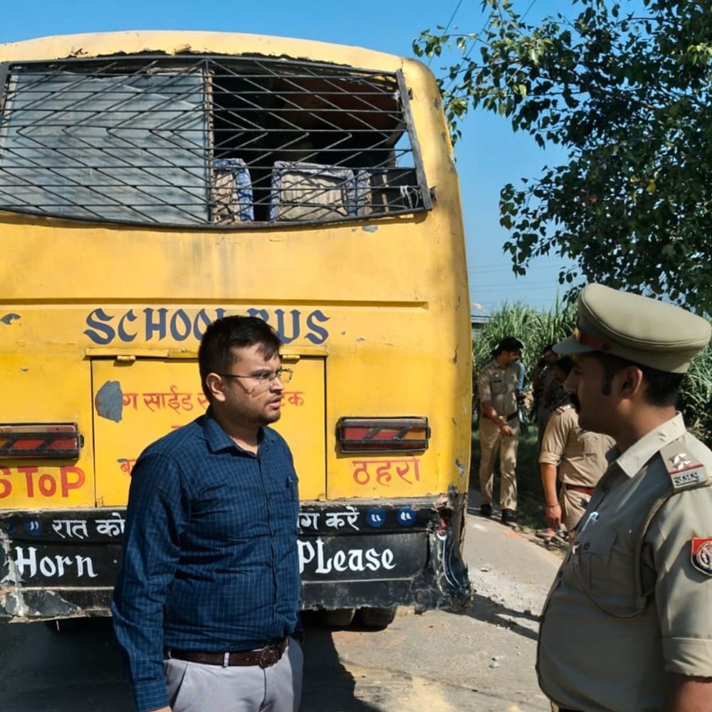 मेरठ में स्कूल बस पलटने के बाद परिवहन-विभाग की कार्रवाई:स्कूल से जुड़े पांच वाहन किए सीज, परिजनों की तहरीर पर पुलिस ने दर्ज किया मुकदमा