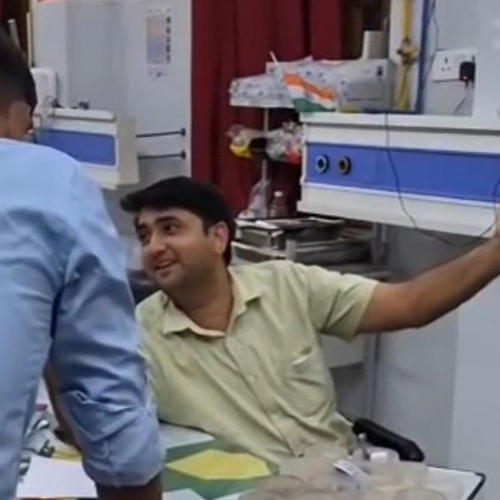 सरकारी असपताल में डॉक्टर ने गाया मेरे महबूब कयामत होगी...:प्रयागराज जिला चिकित्सालय के इमरजेंसी वार्ड में डॉक्टर ने बनाई रील