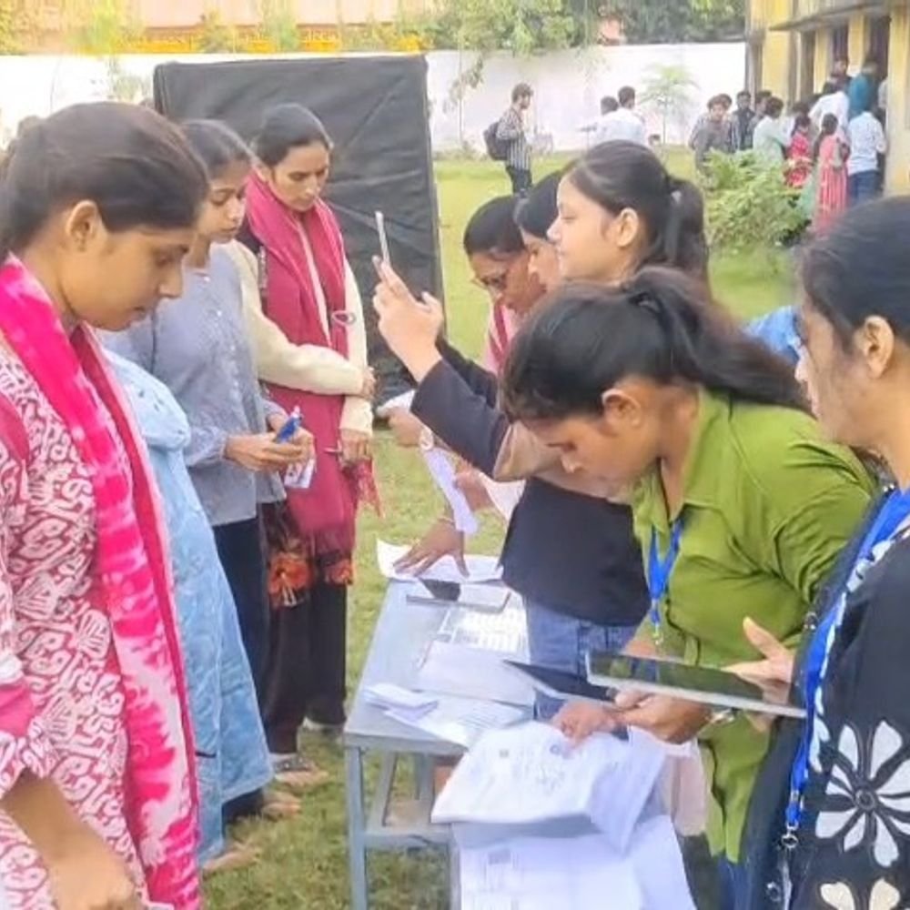 अमरोहा में PET परीक्षा की पहली पाली शुरू:15 केंद्रों पर 7104 अभ्यर्थी शामिल, सुरक्षा के लिए पुलिस तैनात