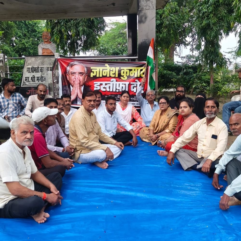 फर्रुखाबाद में कांग्रेसियों का प्रदर्शन:मुख्य चुनाव आयुक्त के इस्तीफे की मांग को लेकर धरना, जनता के अधिकार छीनने का आरोप
