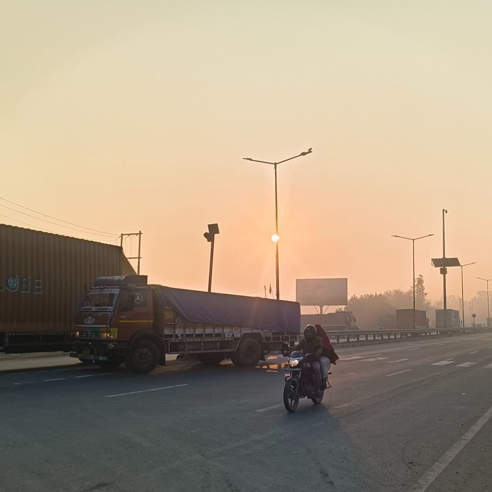गाजियाबाद में आज मौसम साफ, सुबह से धूप खिली:2 दिन रुक रुक कर बूंदाबांदी से एक साथ सर्दी की दस्तक