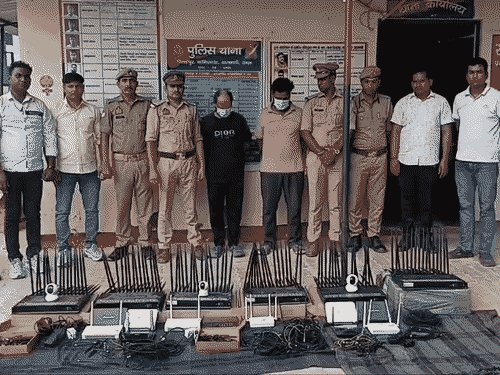 वाराणसी में साइबर क्राइम के दो शतिर गिरफ्तार:विदेशी काल को भारतीय नम्बरों में करते थे एक्सचेंज, 6 SIM Box के साथ पकड़े गए
