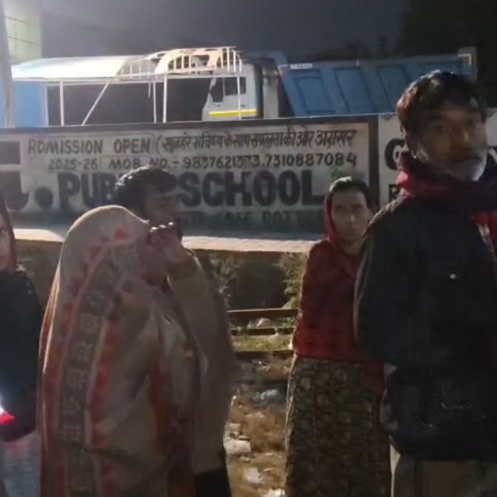 18 साल के युवक का शव पेड़ पर लटका मिला:मोबाइल गिरवी रखने को लेकर घर में हुआ था विवाद, कांच फैक्ट्री में काम करता था