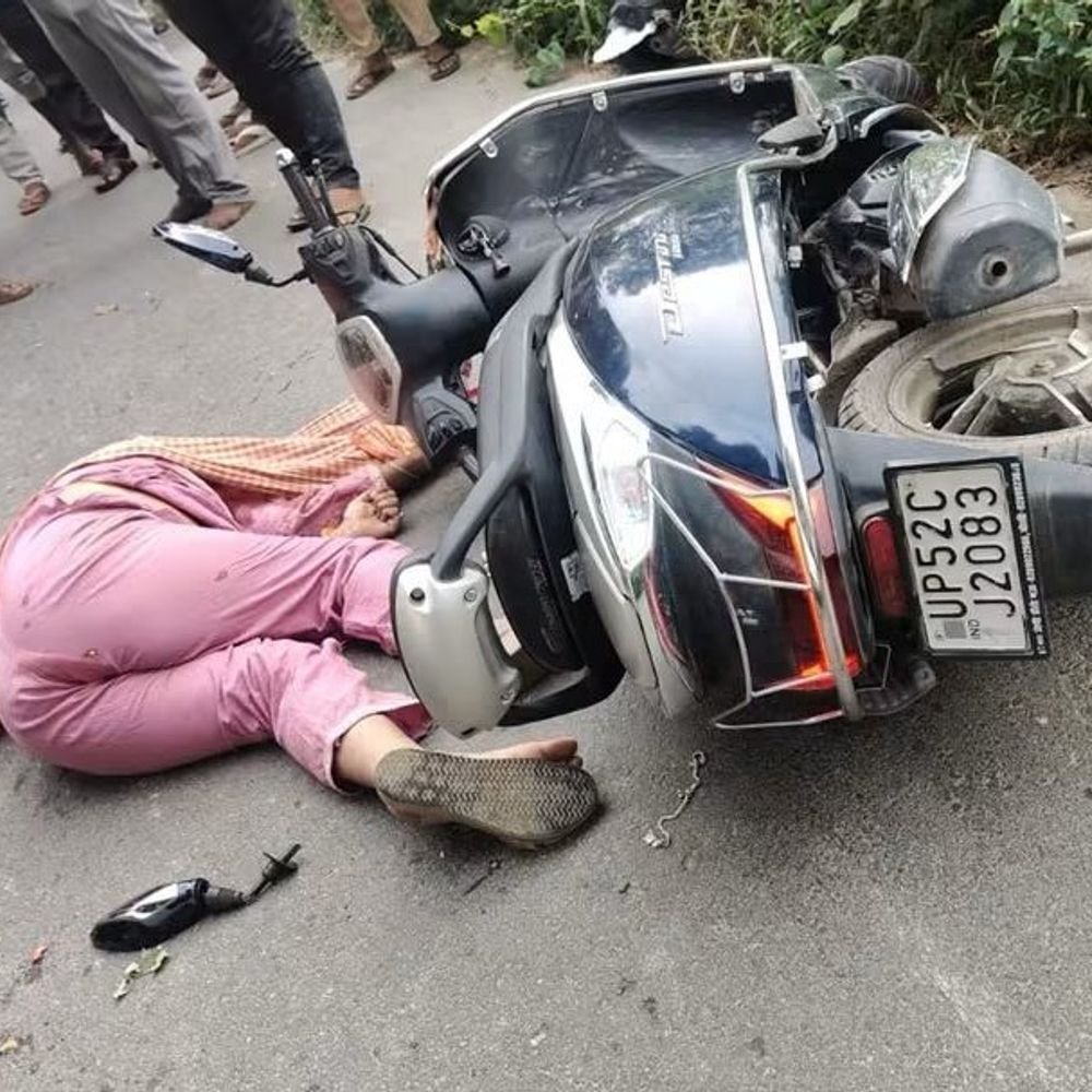 देवरिया में महिला को ट्रक ने कुचला, मौत:स्कूटी से बेटी की फीस जमा करने जा रही थी, आकृति को नहीं पता अब मां नहीं लौटेगी
