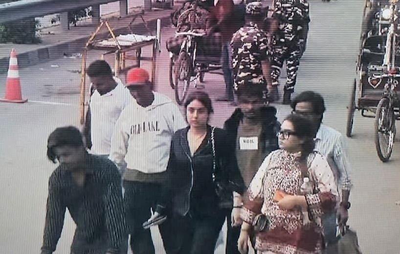 कौन हैं रश्मि दुबे? बैंक की नौकरी छोड़कर क्यों बनीं सामाजिक माध्यमों की चर्चित हस्ती