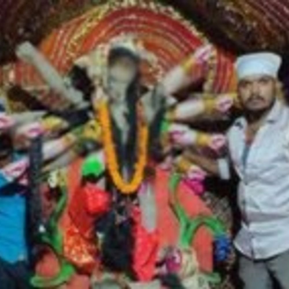 डांट से नाराज युवक ने मां दुर्गा की प्रतिमा तोड़ी:जौनपुर के अतरौरा में ग्रामीणों ने की पिटाई, विवाद बढ़ने पर पुलिस ने कराया विसर्जन
