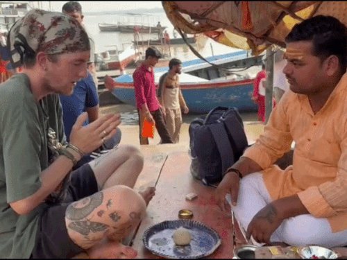 अमेरिका से काशी आया जैक्सन,अस्सी घाट पर किया अस्थि विसर्जन:बोला- नींद में बार-बार आते थे चाचा,फोन पर पढ़ा था काशी में पिंडदान का महत्व