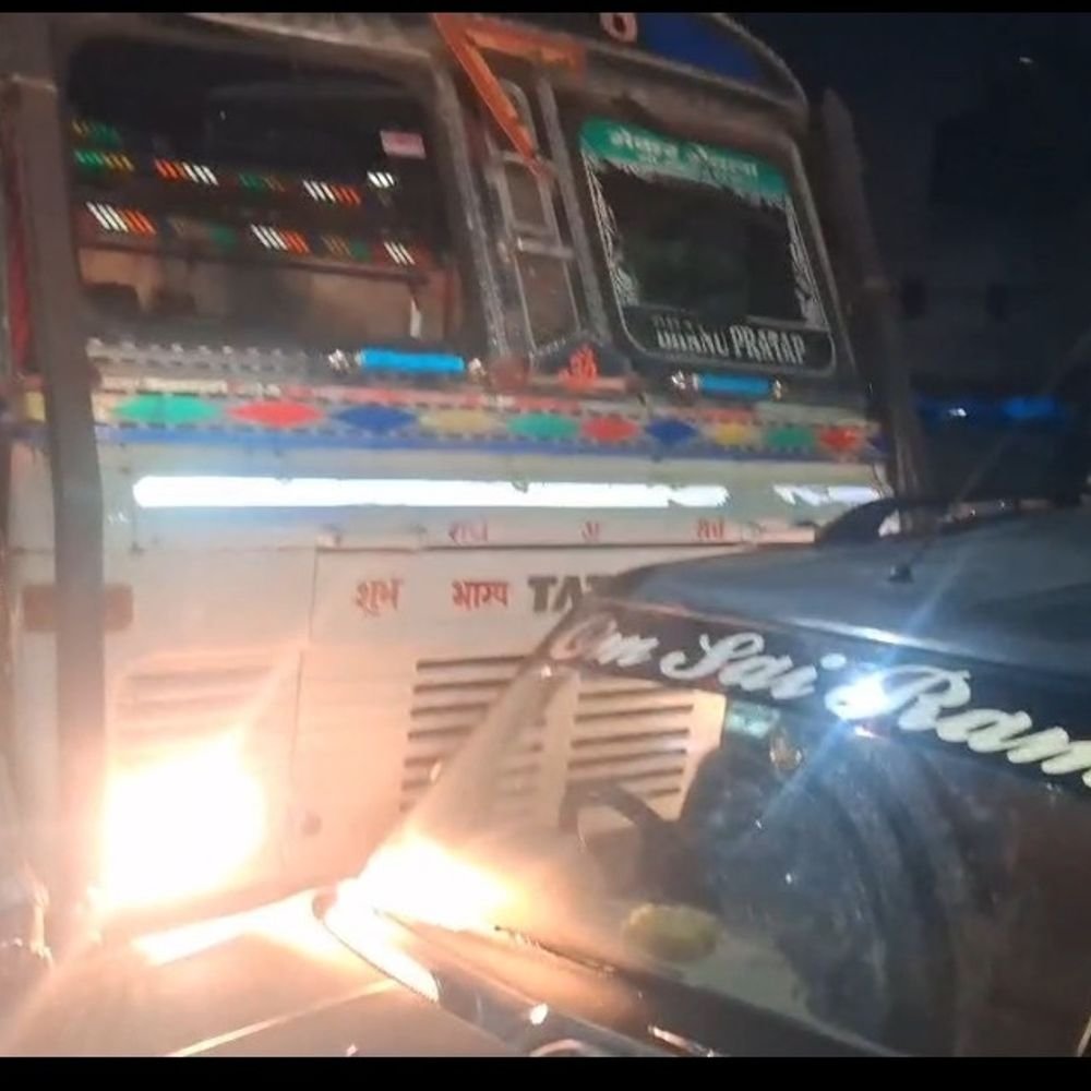 हाथरस में ट्रक ने स्कॉर्पियो को मारी टक्कर:अलीगढ़-सासनी हाईवे पर हुआ हादसा, स्कॉर्पियो सवार बाल-बाल बचे, लगा लंबा जाम