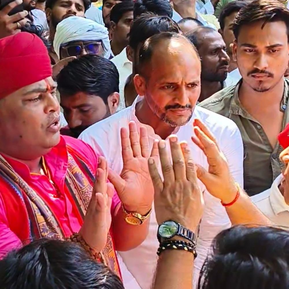 पहलवान हत्याकांड में गिरफ्तारी की मांग:पत्नी ने किया आत्मदाह का प्रयास, गिरफ्तारी की मांग को लेकर धरने पर बैठा परिवार