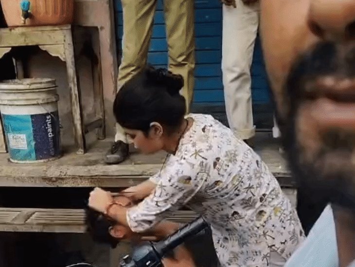 बागपत में लड़की ने बच्चों को बेरहमी से पीटा, VIDEO:मोबाइल चोरी के आरोपी को 23 में बाल उखाड़कर तीन चाटे मारे