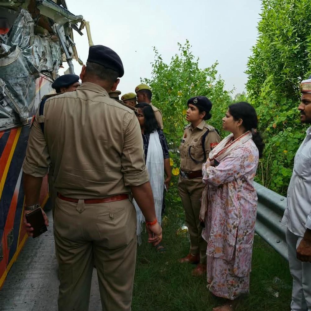 गोरखपुर लिंक एक्सप्रेस वे पर दुर्घटना में चालक अरेस्ट:फरार बस चालक उमेद सिंह गिरफ्तार, झपकी आने से हुआ था हादसा
