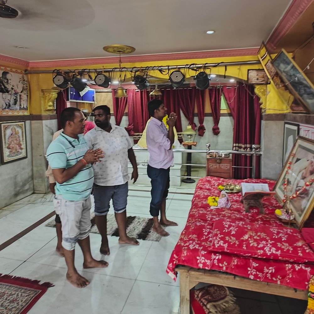 गोमती नदी का पानी नीम करोली धाम तक चढ़ा:लखनऊ में भोग बनाने में भी दिक्कत, पुजारी बोले- दीवारें धंस रही हैं
