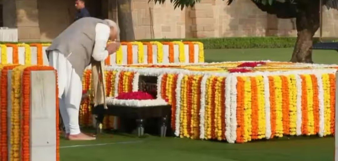 PM मोदी ने बापू को राजघाट पहुंचकर दी श्रद्धाजंलि, लाल बहादुर शास्त्री को भी किया याद