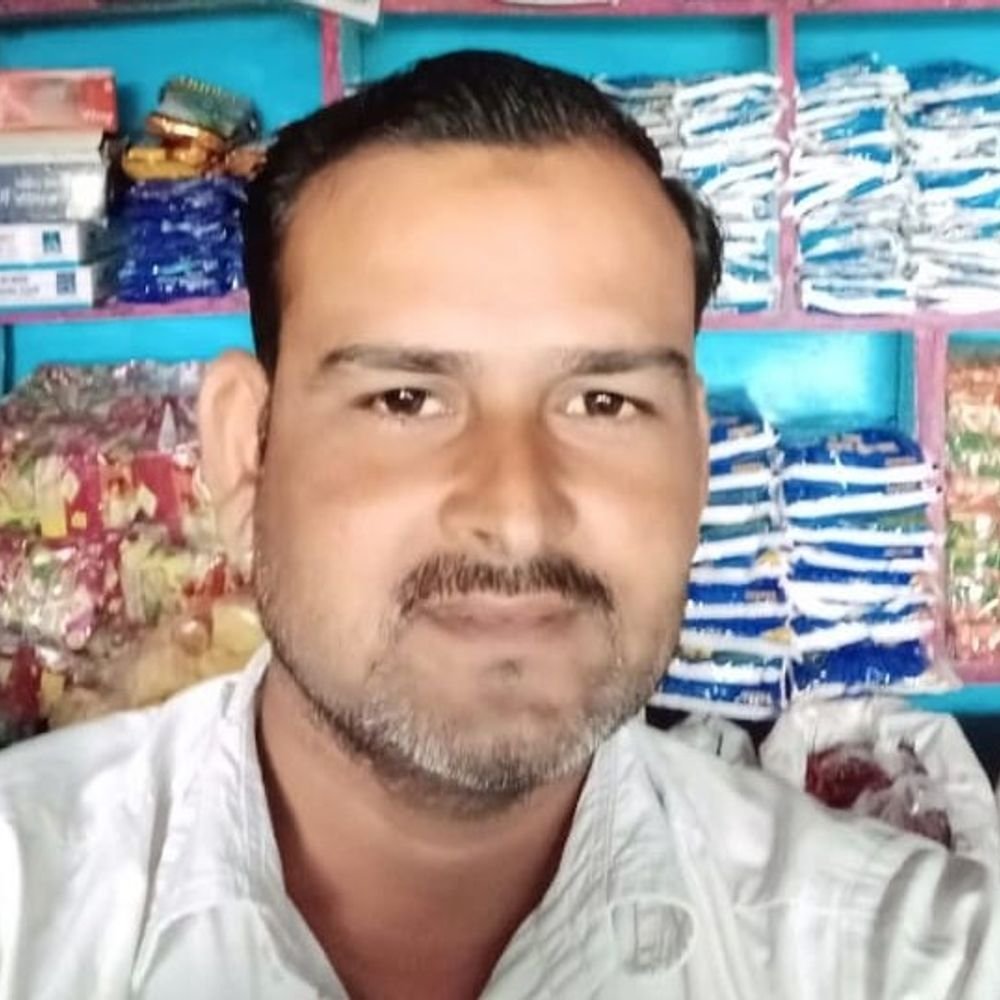 पीलीभीत में नाली में मिला युवक का शव:शराब की दुकान के पास पड़ा था शव, आखिरी बार दो दोस्तों के साथ दिखा था