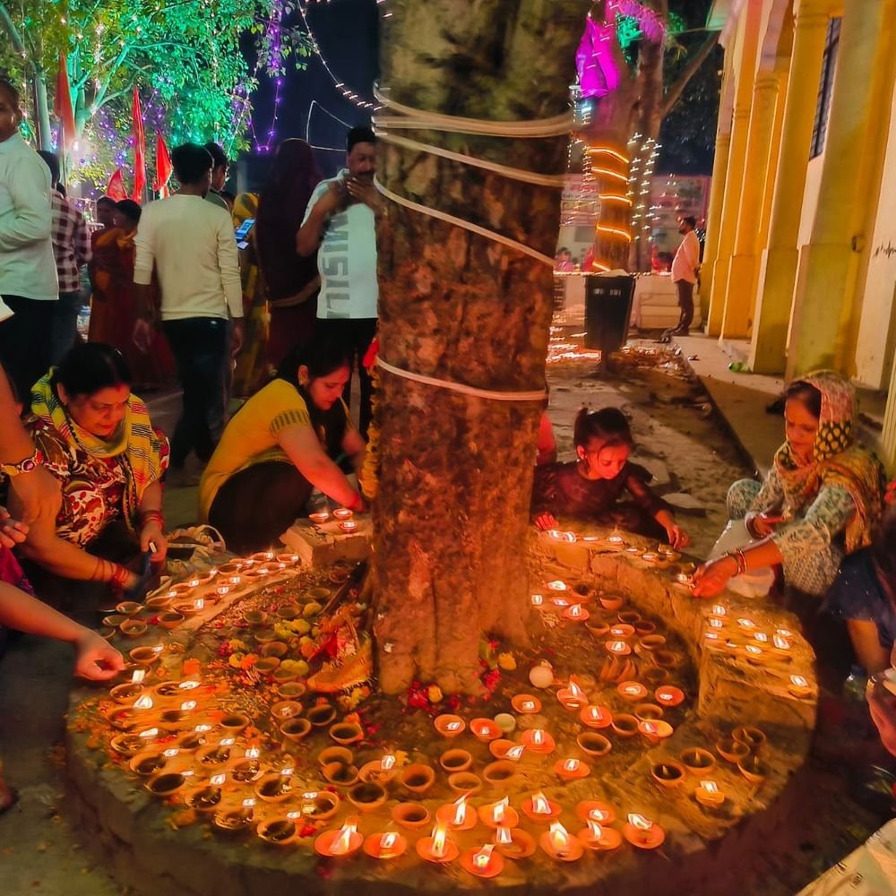 मां कूष्मांडा देवी मंदिर में दीपदान कार्यक्रम:शक्तिपीठ में सवा लाख दीप जले, रोशनी से जगमगाया मंदिर परिसर