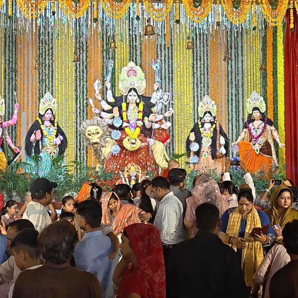 टूंडला में दुर्गा पूजा महोत्सव में उमड़ी श्रद्धालुओं की भीड़:शहर सजा;महाआरती के बाद देर रात तक हुए दर्शन, रूट डायवर्जन; पुलिस तैनात