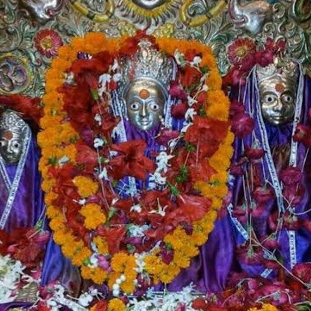 प्रयागराज के तीनों शक्तिपीठों में उमड़ी श्रद्धालुओं की भीड़:कहीं पालने की पूजा तो कहीं प्राचीन प्रतिमा, तीनों की अलग मान्यता