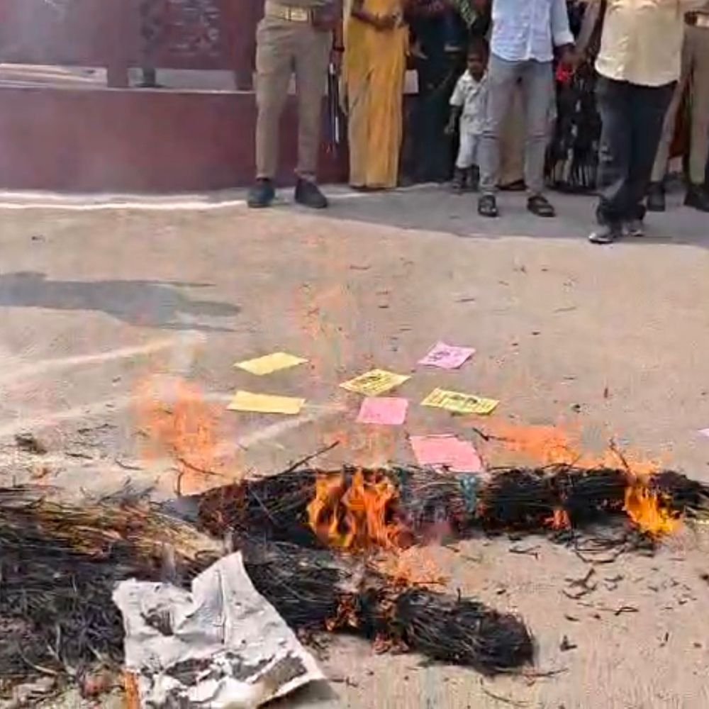 सपा महिला मोर्चा ने मुख्य चुनाव आयुक्त का पुतला फूंका:प्रतापगढ़ में इस्तीफे की मांग को लेकर प्रदर्शन, चौराहे पर लगा जाम