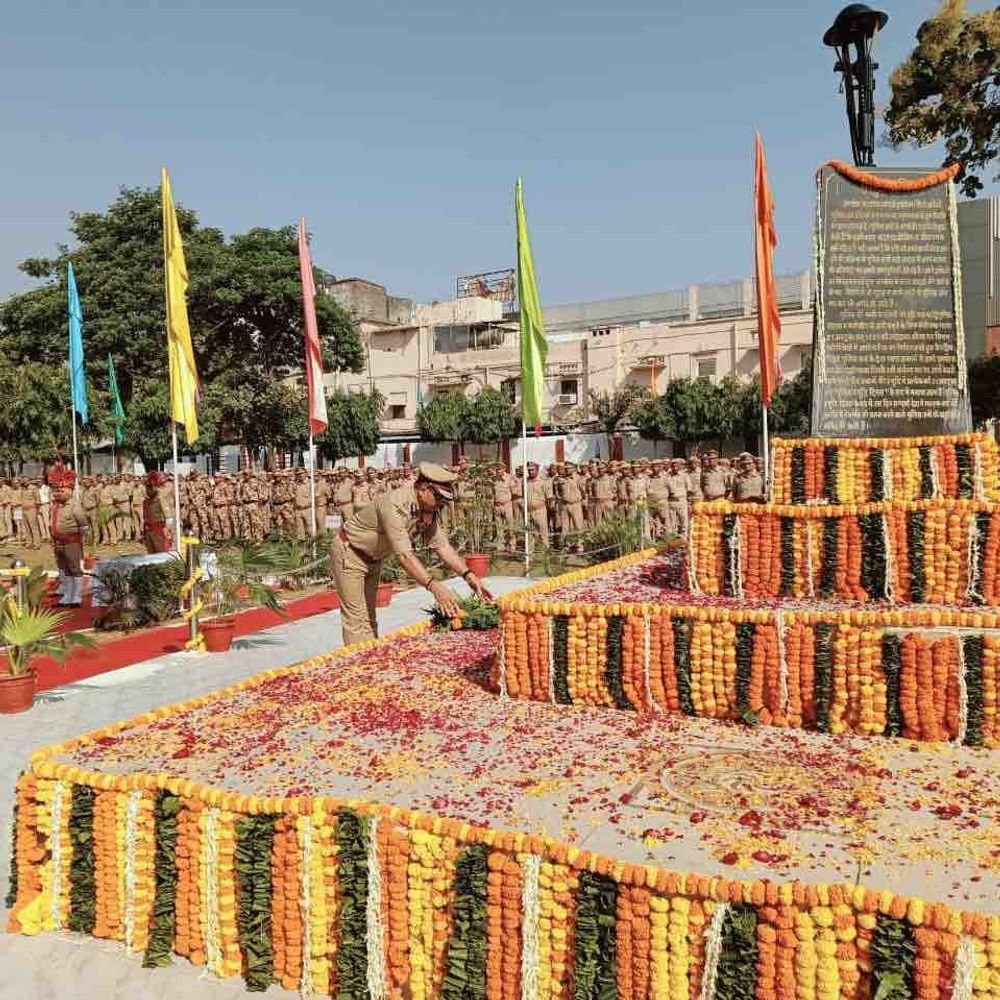 गोरखपुर में शहीद पुलिसकर्मियों को किया याद:पुलिस स्मृति दिवस पर अधिकारियों ने दी श्रद्धांजल, बोले- जवानों का बलिदान हमेशा करेगा प्रेरित