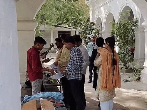 यूपी में PET एग्जाम आज, 1372 सेंटर बने:नकल करते मिले या फर्जी अभ्यर्थी बैठाए तो आजीवन कारावास; 1 करोड़ जुर्माना