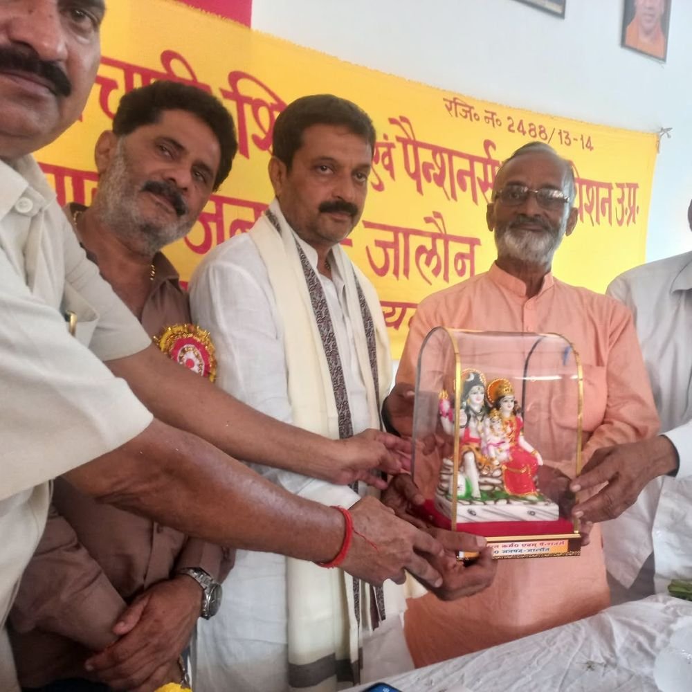 जालौन में पेंशनर एसोसिएशन की बैठक:अरविंद चौहान बोले- बुजुर्ग हमारे परिवार, सुविधा का ध्यान रखना दायित्व