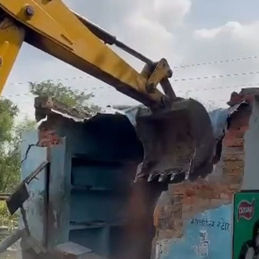 बभनान-मसकनवा मार्ग पर दूसरे दिन भी चला बुलडोजर:5 गांवों से अतिक्रमण हटाया, कई लोगों ने खुद तोड़ीं दुकानें और मकान