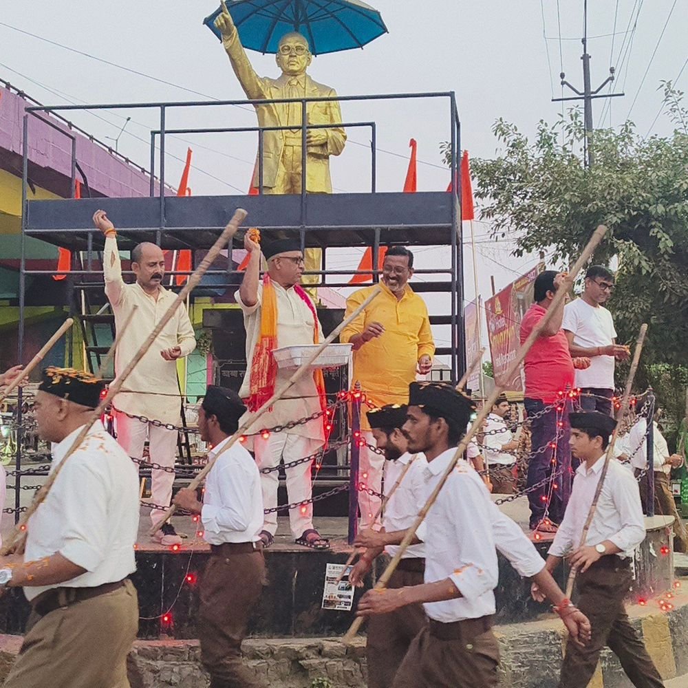 खलीलाबाद में RSS ने विजयदशमी पर निकाला पथ संचलन:सैकड़ों स्वयंसेवकों ने पूर्ण गणवेश में अनुशासन और एकता का संदेश दिया