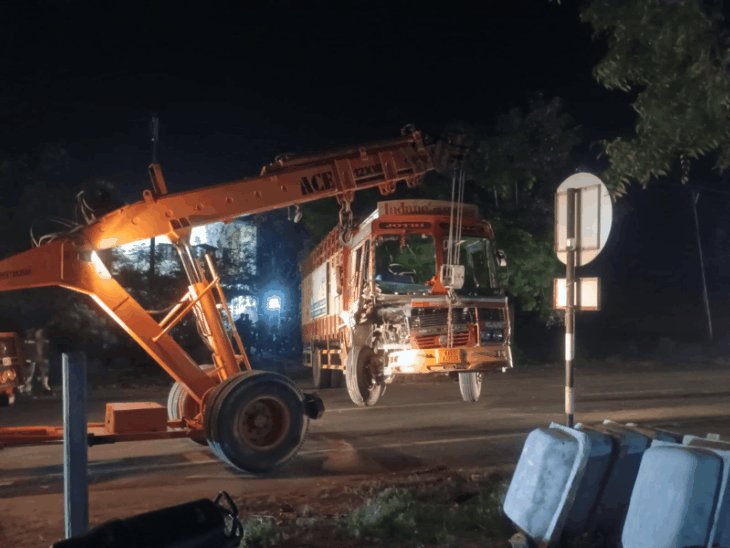 बुलंदशहर में ट्रक-ट्रैक्टर की टक्कर, 1 की मौत-21 घायल:ज्योत लेने जा रहे थे श्रद्धालु, सभी अलीगढ़ रेफर; एक की हालत नाजुक