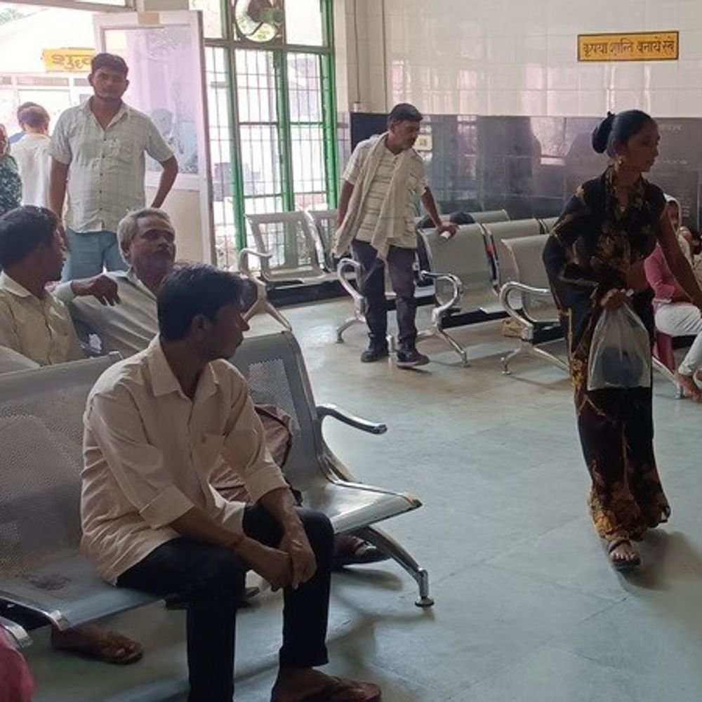 आगरा के 1,351 NHM कर्मचारी हड़ताल पर:जिला अस्पताल में कई डॉक्टर गायब, एक्सरे-अल्ट्रासाउंड जांच के लिए घंटों इंतजार