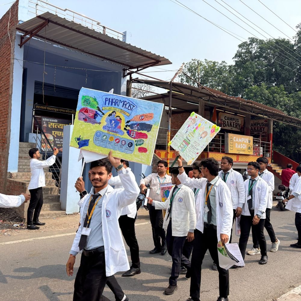 वाराणसी में राष्ट्रीय फार्मेसी की निकाली रैली:दवाओं के उचित उपयोग सीखें, एंटीमाइक्रोबियल रेजिस्टेंस रोकथाम के प्रति किया जागरूक