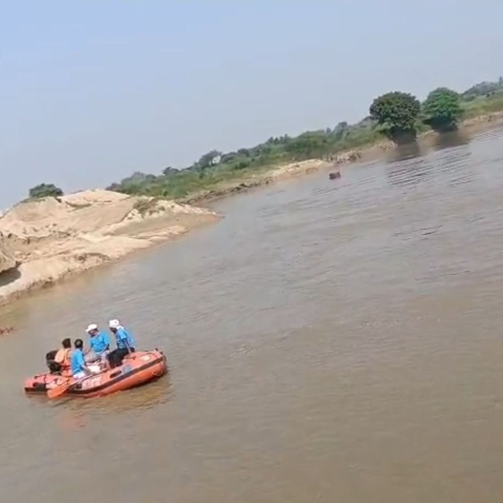 फतेहपुर में 13 साल के किशोर का शव मिला:प्रतिमा विसर्जन के दौरान डूबा था, नदी से 40 घंटे बाद बरामद हुआ