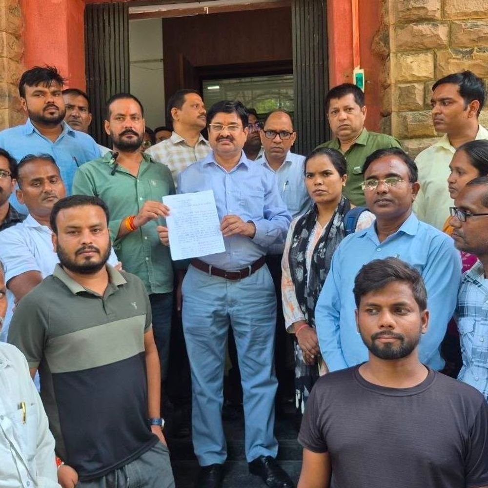 प्रयागराज में TGT PGT अभ्यर्थी शिक्षा निदेशालय पहुंचे:छात्र बोले-आमरण अनशन खत्म होने के बाद अब तक लिखित आदेश नहीं, खून से पत्र लिखने की चेतावनी