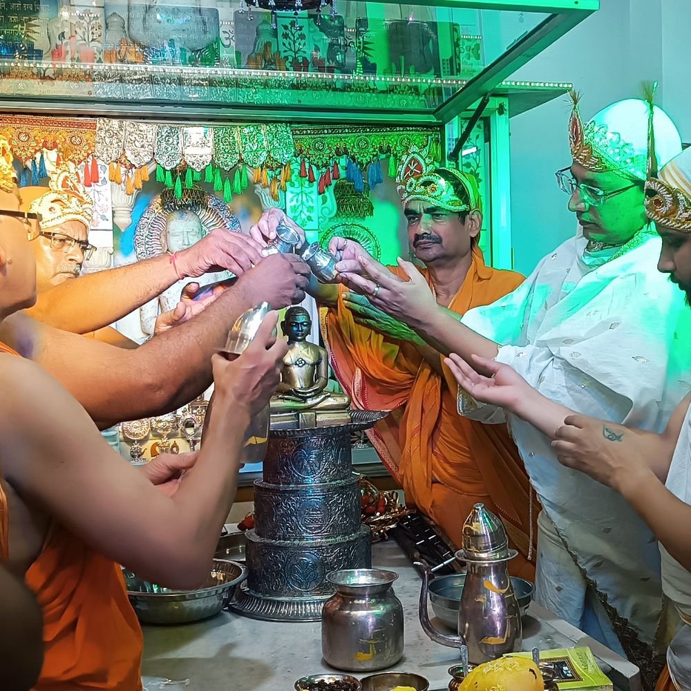 चन्द्रप्रभु दिगंबर जैन मंदिर में कलशाभिषेक:भगवान को पांडुक शिला पर विराजमान किया, लगे जयकारे