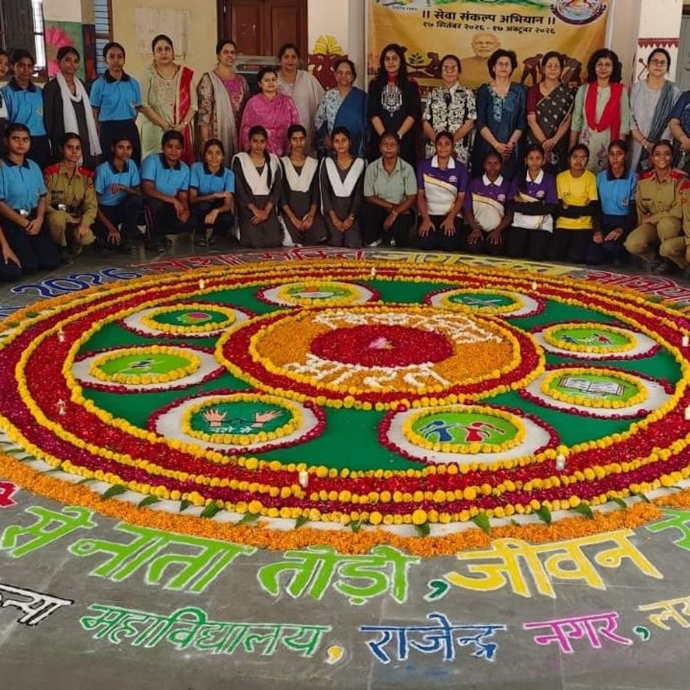 लखनऊ में छात्राओं ने रंगोली से दिया नशामुक्ति का संदेश:'विकसित भारत' और 'सेवा मेरा योगदान' थीम पर आयोजन, प्राचार्या सराहना की