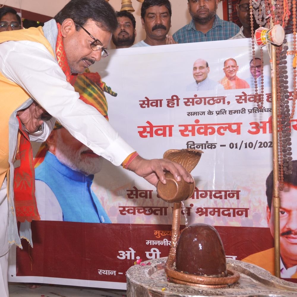 भूतनाथ मंदिर में चला स्वच्छता अभियान:विधायक ओपी श्रीवास्तव ने किया श्रमदान, बोले स्वच्छता स्वस्थ समाज की आधारशिला