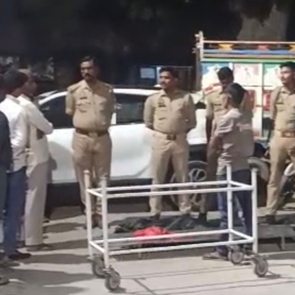 संभल में बाइक सवार पिता की मौत, बेटा घायल:दवाई लेने शहर जा रहे थे, ई-रिक्शा ने टक्कर मारी