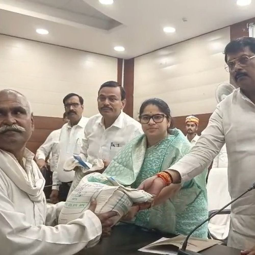 गोंडा में 250 किसानों को मिला मुआवजा:250 से अधिक को मिनीकिट बीज वितरित, चक्रवात से धान-गन्ने की फसल को हुआ था नुकसान