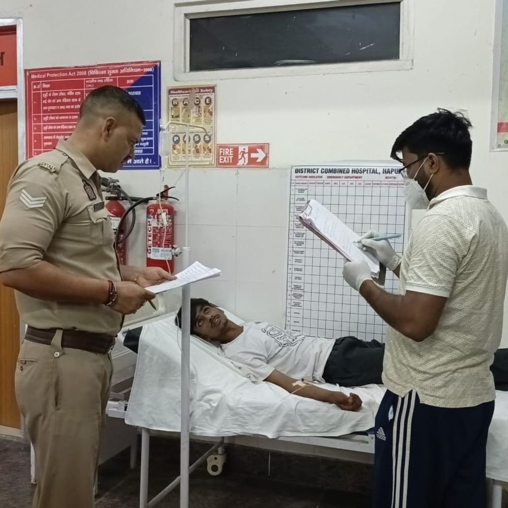 हापुड़ में श्रद्धालुओं से भरी ट्रैवलर पलटी:7 घायल, नीम करोली बाबा के दर्शन को जाते समय हादसा