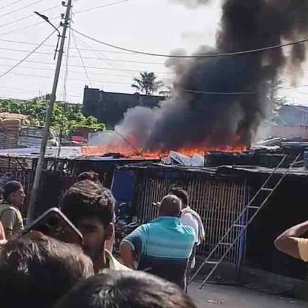 गोरखपुर की फलमंडी में बिजली के तार से लगी आग:चपेट में आई दो दुकानें जलीं, फायर ब्रिगेड ने किया काबू