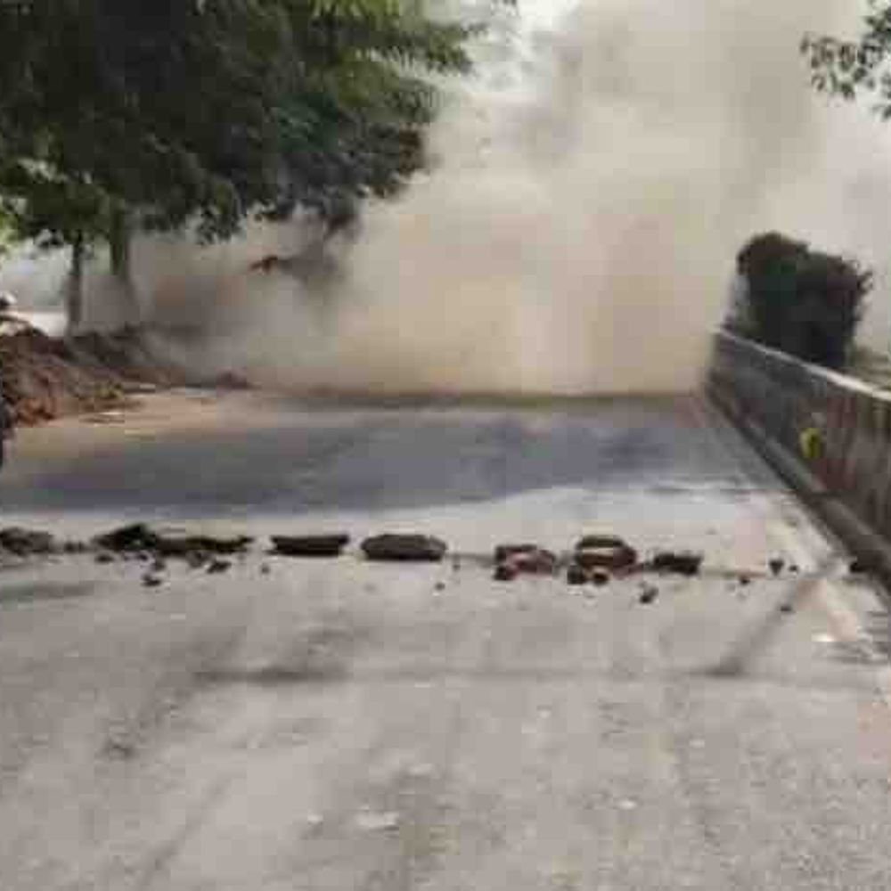 गाजियाबाद में निर्माण कार्य के दौरान गैस पाइपलाइन फटी:इंदिरापुरम में रिसाव से मची अफरा-तफरी, सप्लाई बंद कर टाला हादसा