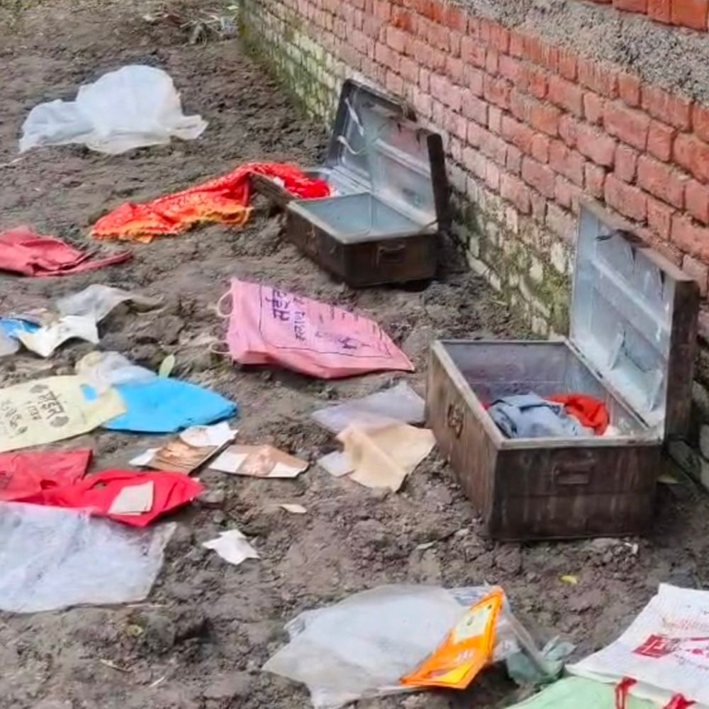 बाराबंकी में एक ही परिवार के 4 घरों में चोरी:लाखों के जेवर, नकदी और अनाज भी ले गए चोर, बाहर मिले बक्से और कपड़े
