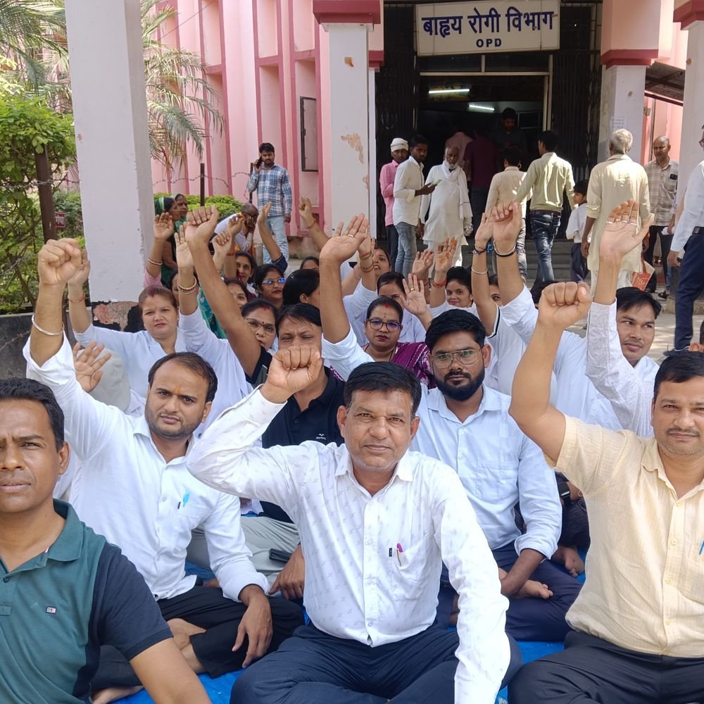 महराजगंज में NHM संविदा कर्मचारियों की हड़ताल सातवें दिन:नियमितीकरण और समान वेतन की मांग को लेकर मुख्यमंत्री को भेजा ज्ञापन