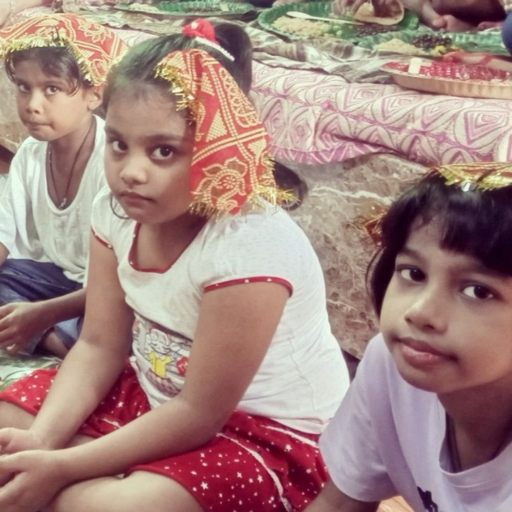वाराणसी में कन्या पूजन का आयोजित:चरण धोकर किया विधि-विधान पूजन, भोजन कराकर उपहार संग लिया आशीर्वाद