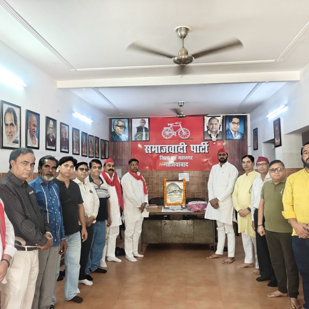 गाजियाबाद में सपा ने मनाई महापुरुषों की जयंती:जयप्रकाश नारायण और महाराजा अग्रसेन को दी श्रद्धांजलि