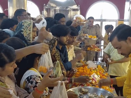 नवरात्र के पहले दिन मंदिरों में उमड़ी श्रद्धालुओं की भीड़:फर्रुखाबाद में मां शैलपुत्री का श्रृंगार, आरती के बाद खुले कपाट; अष्टमी पर लगेगा 56 भोग