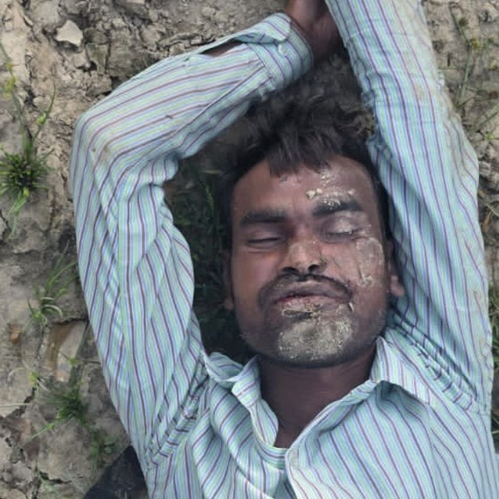 अयोध्या में टांडा खुलासा रोड पर मिला अज्ञात शव:पुलिस शिनाख्त में जुटी, सोशल मीडिया का भी ले रही सहारा