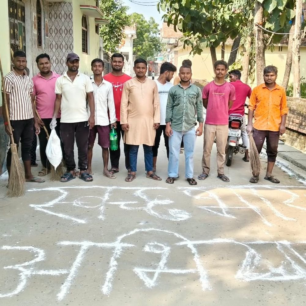 स्वच्छता अभियान में श्रमदान:रामपुर कटराई में मंदिर से स्कूल तक चला सफाई अभियान, ग्रामीणों को स्वच्छता का संदेश