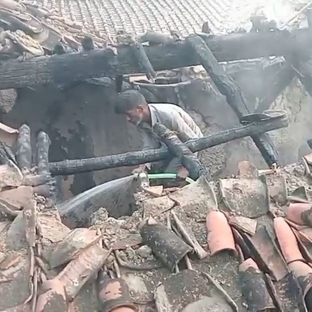 चंदौली में सिलेंडर लीक होने से मकान में लगी आग:गृहस्थी के सामानों के साथ दो लाख रुपये नकद जले, लापरवाही का लगा आरोप